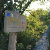Percorsi 9 km, un cartello in legno segnala il sito...